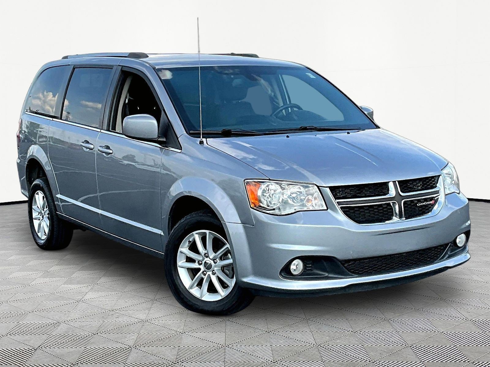 Used 2020 Dodge Grand Caravan SXT FWD image 3