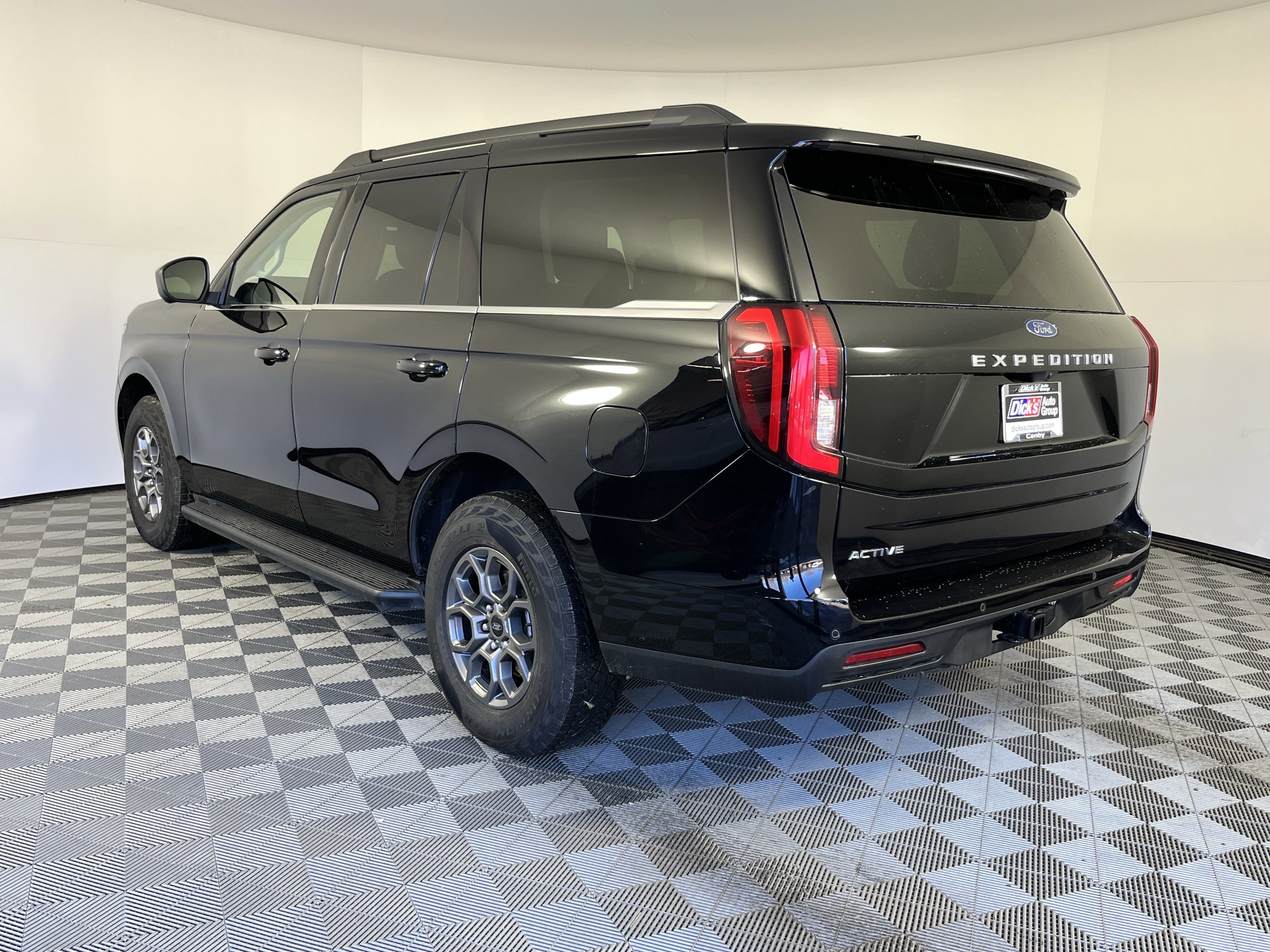 Used 2025 Ford Expedition Active image 3