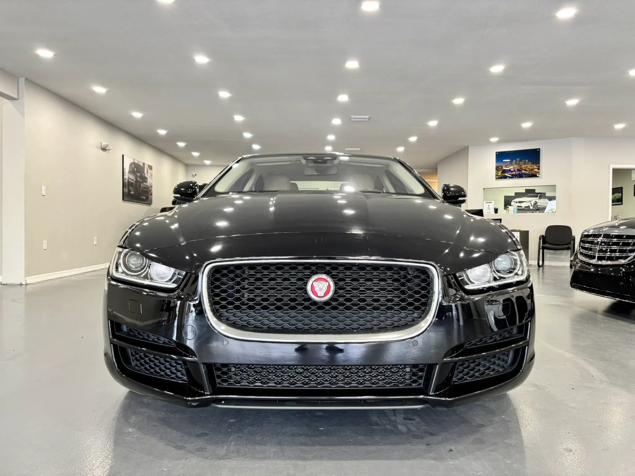Used 2017 Jaguar XE Premium image 2