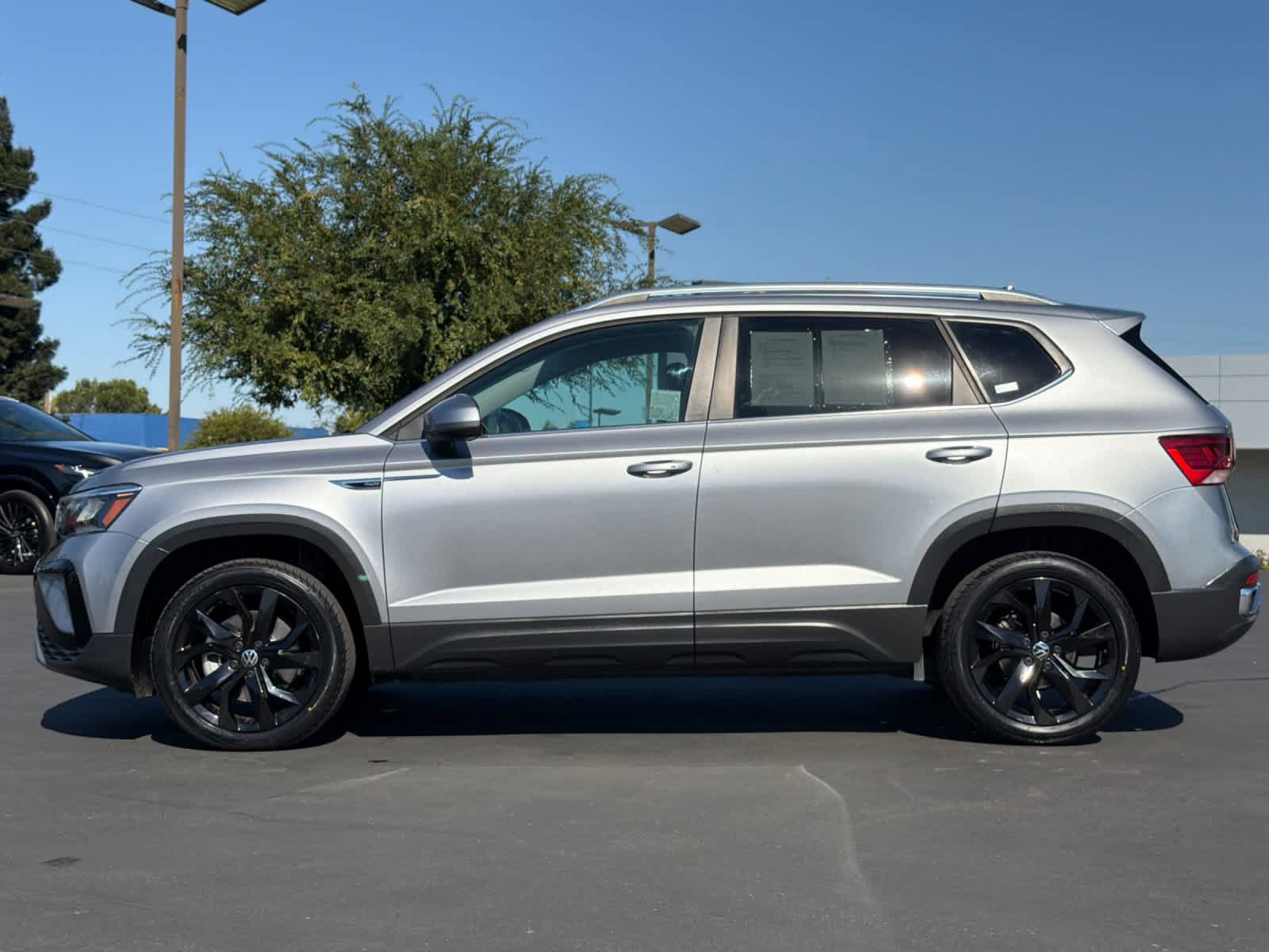 Used 2023 Volkswagen Taos SE w/ Panoramic Sunroof Package FWD image 9