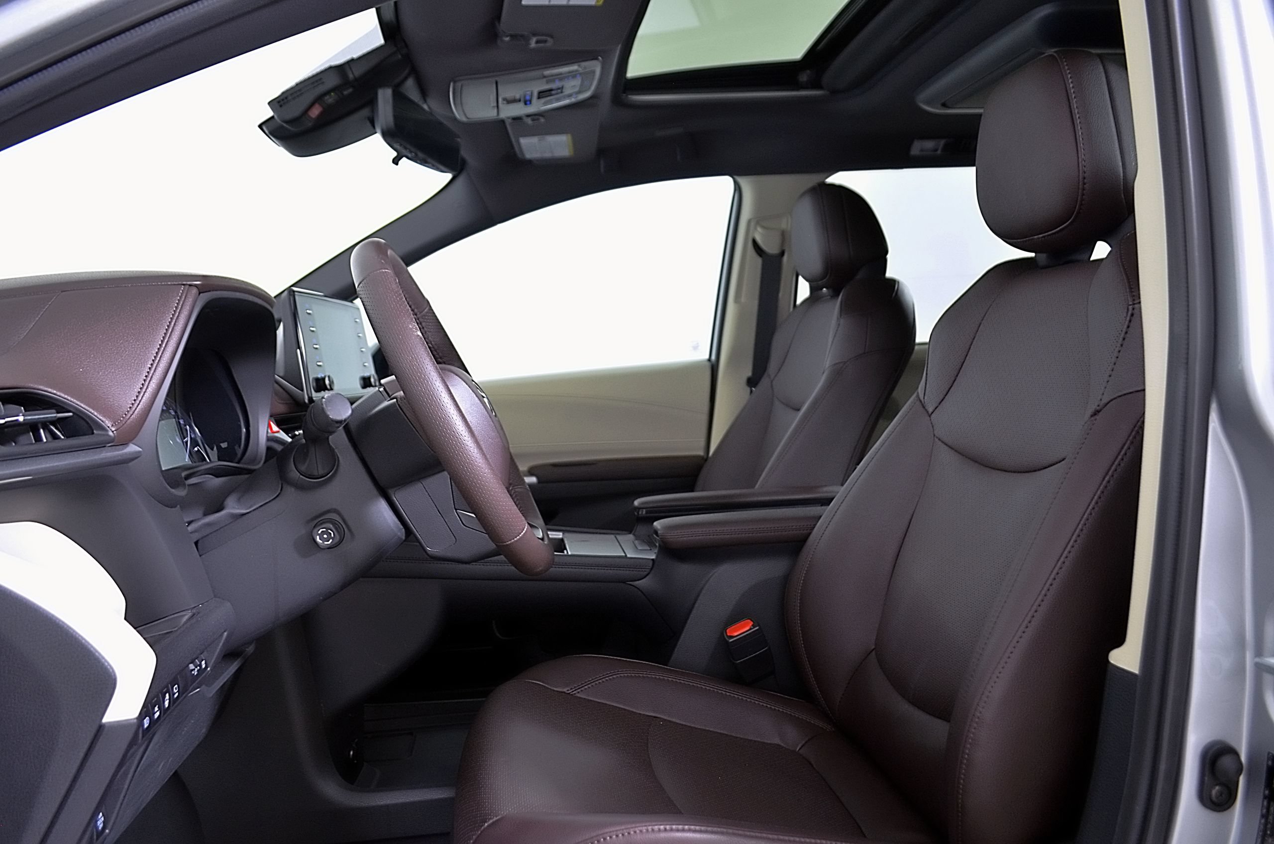 Used 2024 Toyota Sienna Platinum FWD image 27