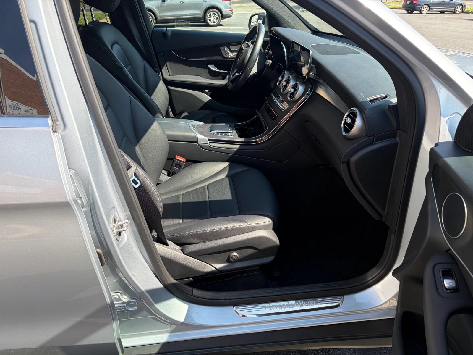 Used 2022 Mercedes-Benz GLC 300 4MATIC w/ Driver Assistance Package image 5