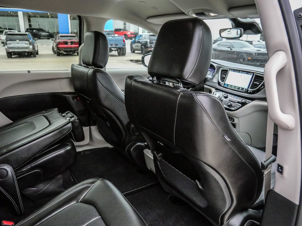 Used 2024 Chrysler Pacifica Touring-L image 18