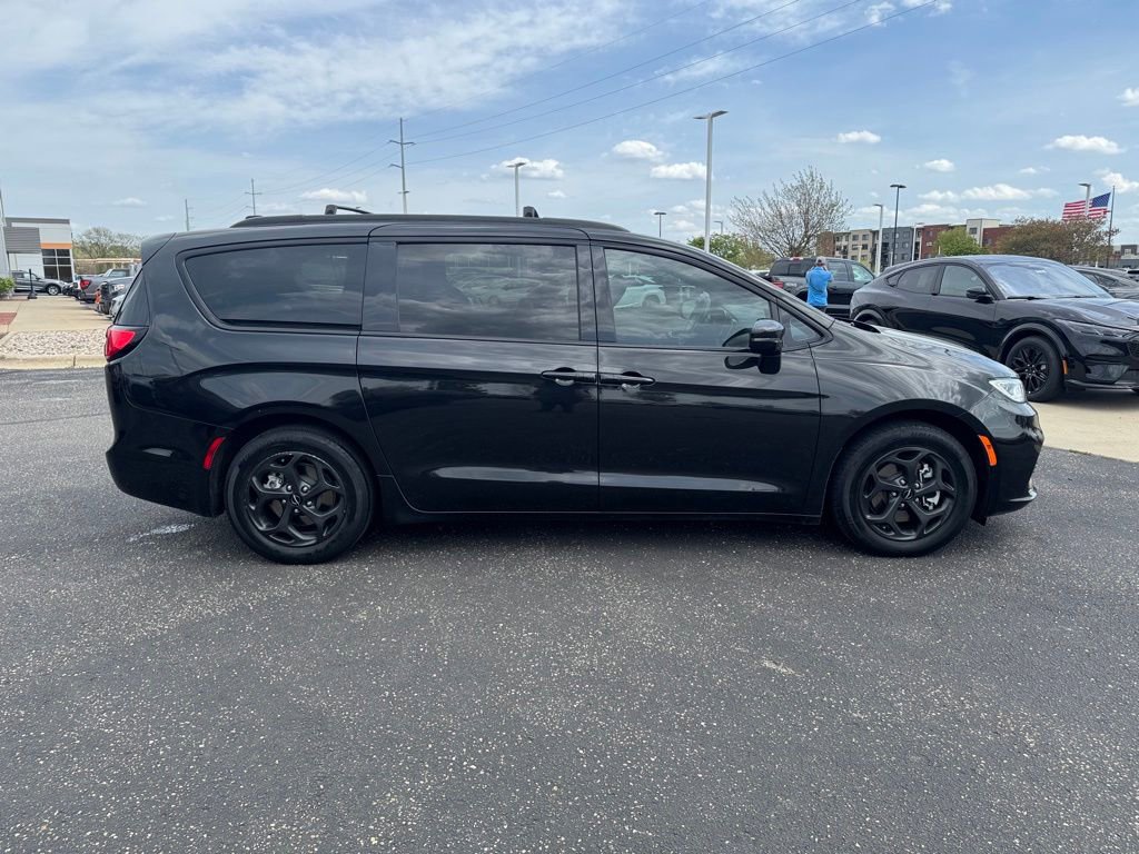 Used 2021 Chrysler Pacifica Limited w/ S Appearance Package FWD image 2