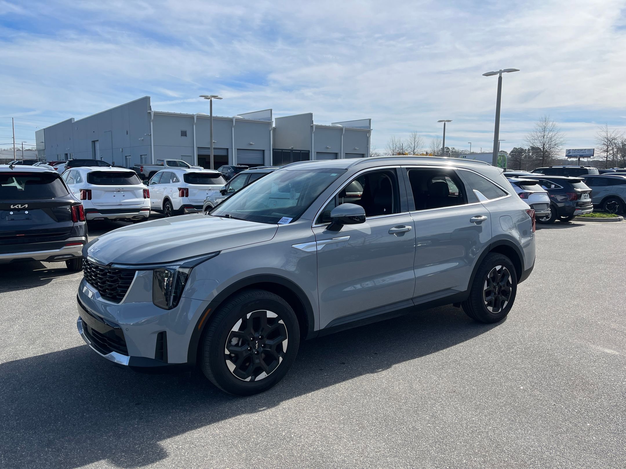 Used 2025 Kia Sorento S image 4