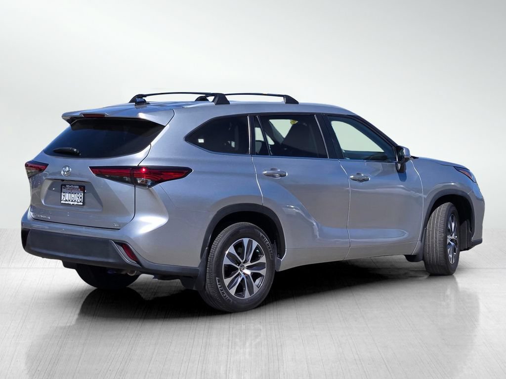 Used 2023 Toyota Highlander XLE FWD image 4
