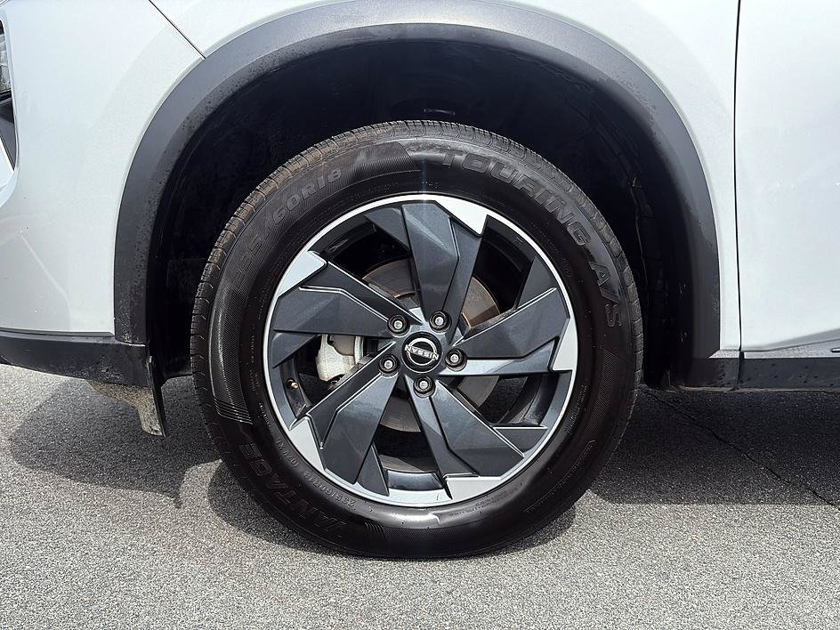 Certified 2025 Nissan Rogue SV AWD/4WD image 9