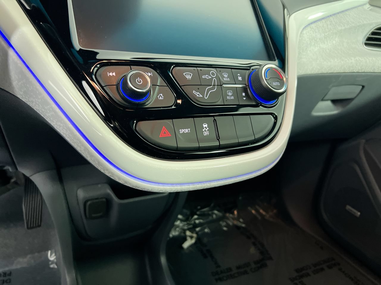 Used 2020 Chevrolet Bolt Premier w/ Infotainment Package FWD image 24