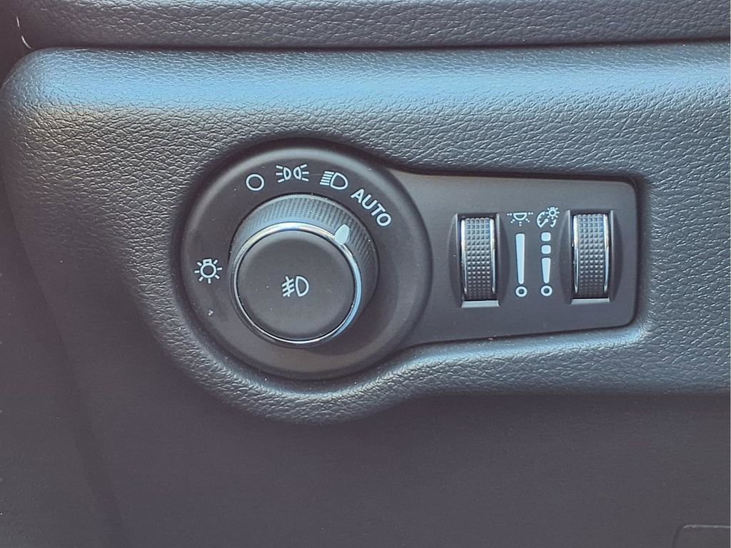 Used 2025 Chrysler Pacifica Limited FWD image 12