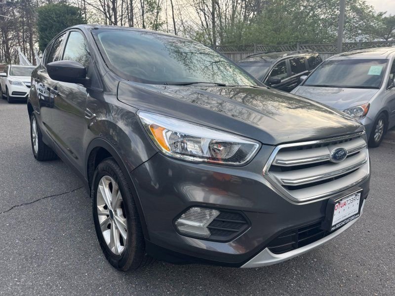 Used 2017 Ford Escape SE FWD image 1