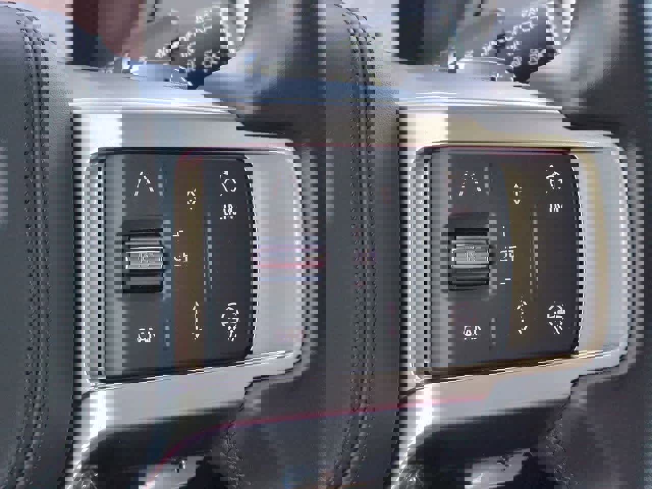 Used 2024 Land Rover Discovery Metropolitan Edition image 25