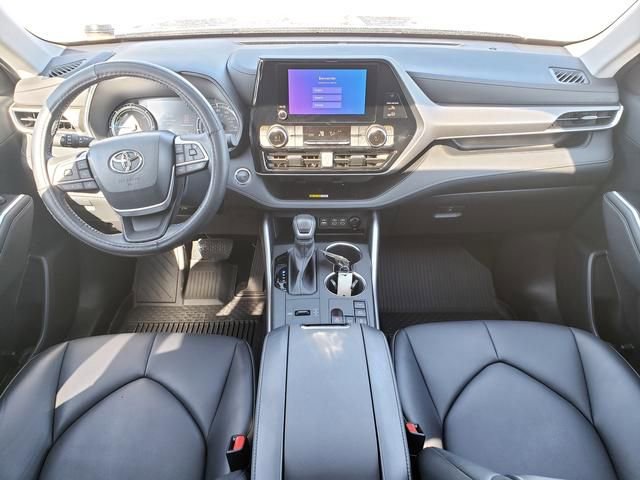 Used 2023 Toyota Highlander XLE image 16