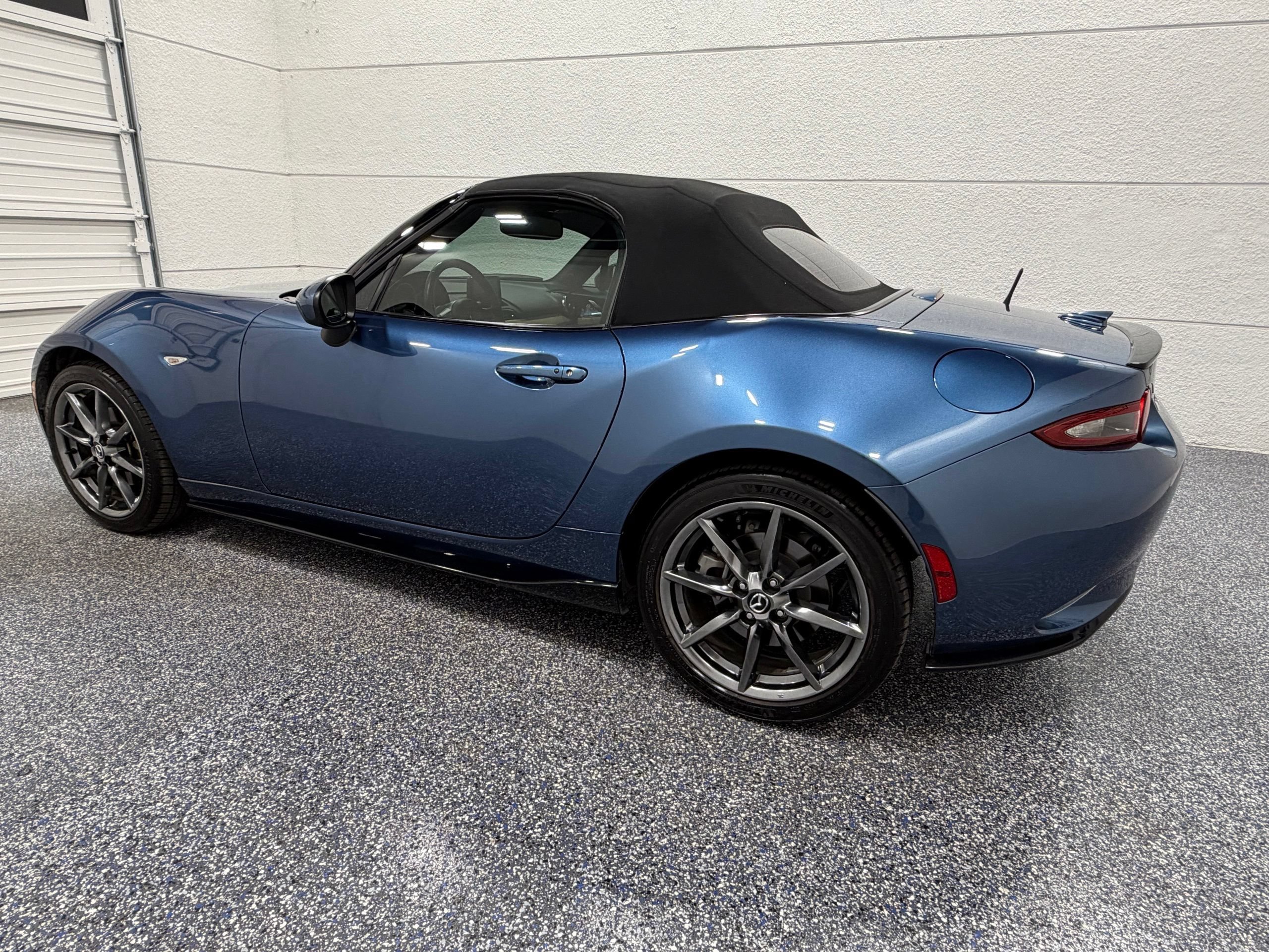 Used 2020 MAZDA MX-5 Miata Grand Touring w/ Appearance Package RWD image 3