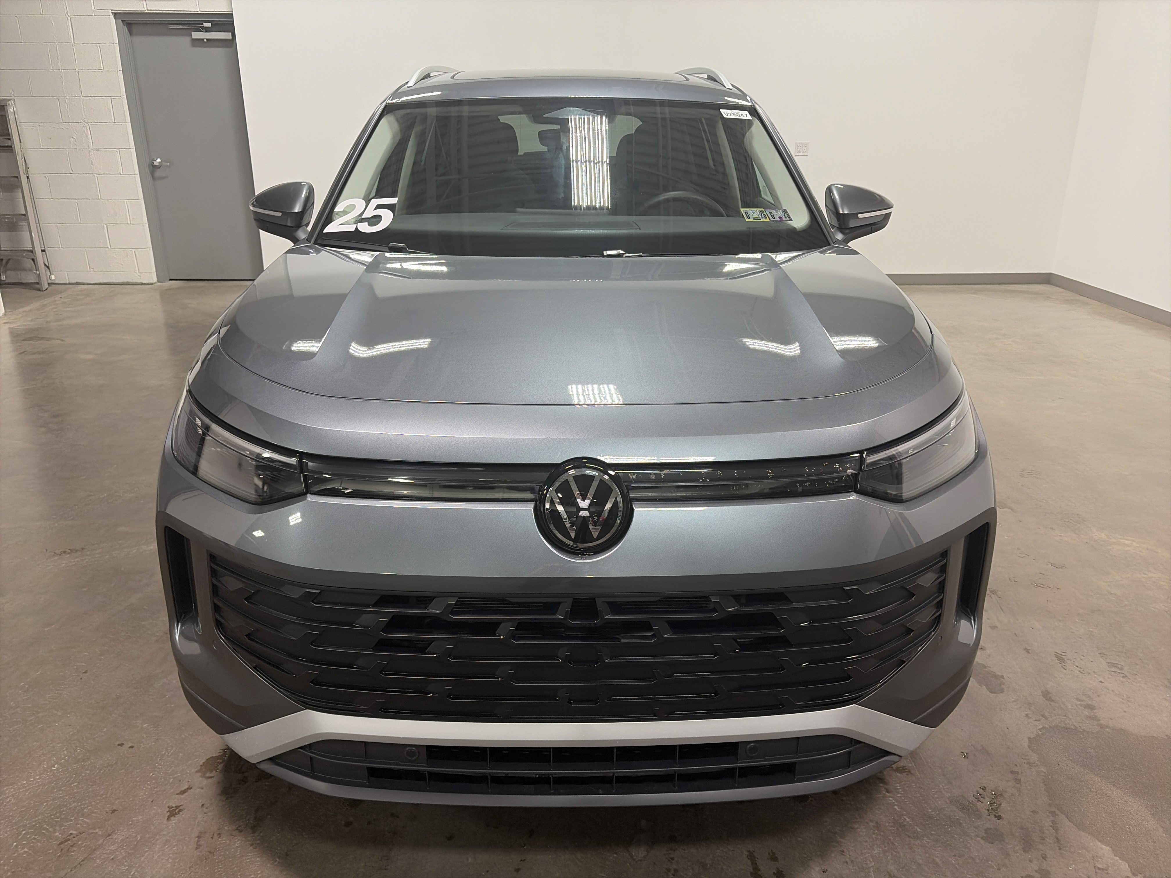 Certified 2025 Volkswagen Tiguan SE image 37