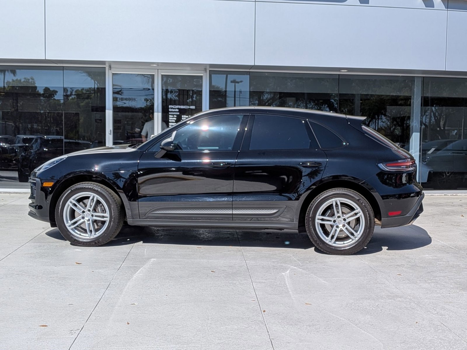 Certified 2023 Porsche Macan AWD/4WD image 2