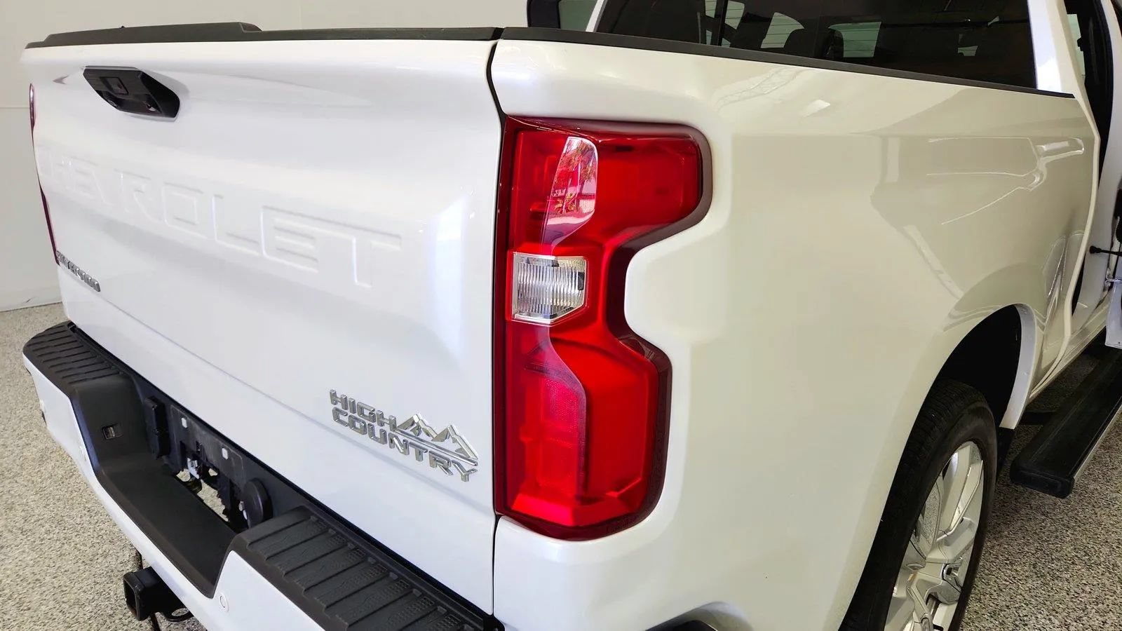 Used 2023 Chevrolet Silverado 1500 High Country w/ High Country Premium Package AWD/4WD image 37