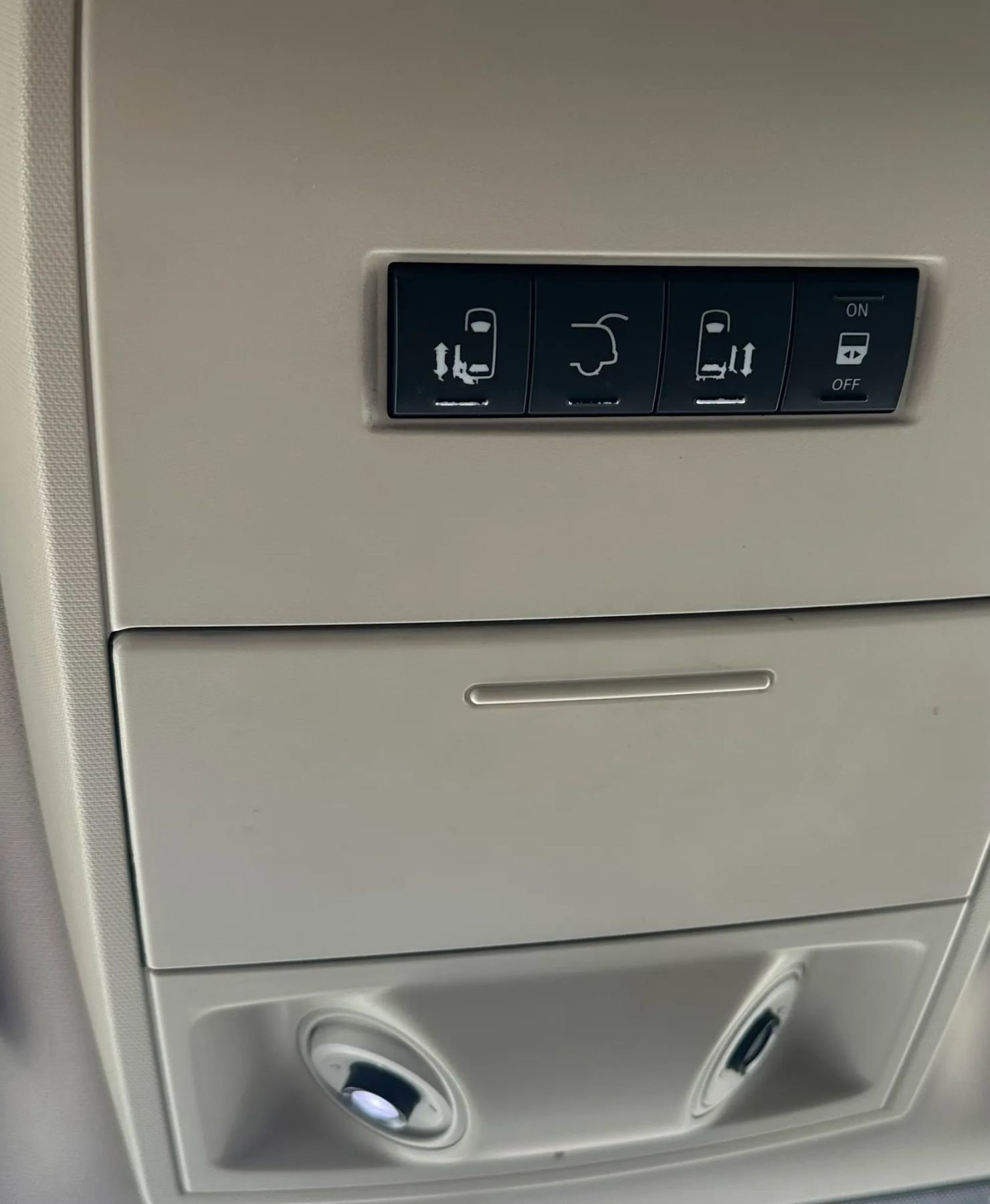 Used 2011 Volkswagen Routan SE FWD image 24