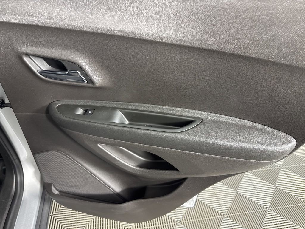 Used 2018 Chevrolet Trax LS image 28