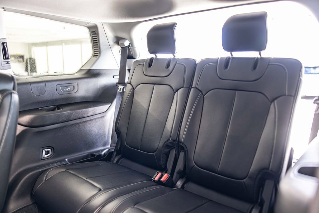 Used 2023 Jeep Grand Cherokee L Limited w/ Black Appearance Package image 36