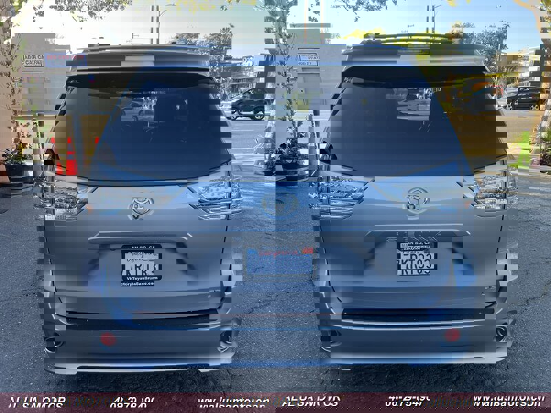 Used 2015 Toyota Sienna SE w/ SE Preferred Package FWD image 8