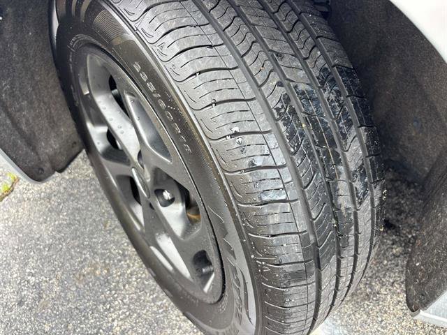 Used 2023 Chrysler Pacifica Limited w/ Uconnect Theater Family Group image 7