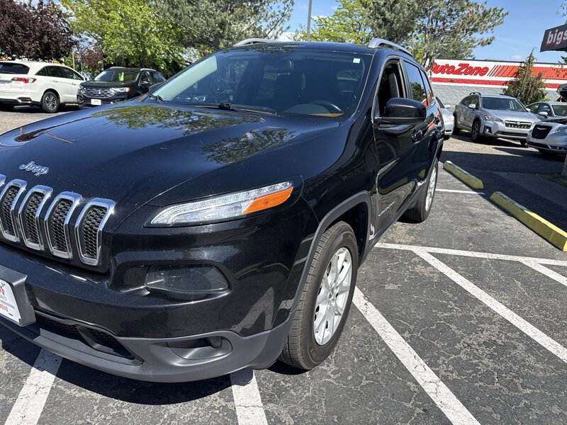 Used 2018 Jeep Cherokee Latitude w/ Cold Weather Group AWD/4WD image 13