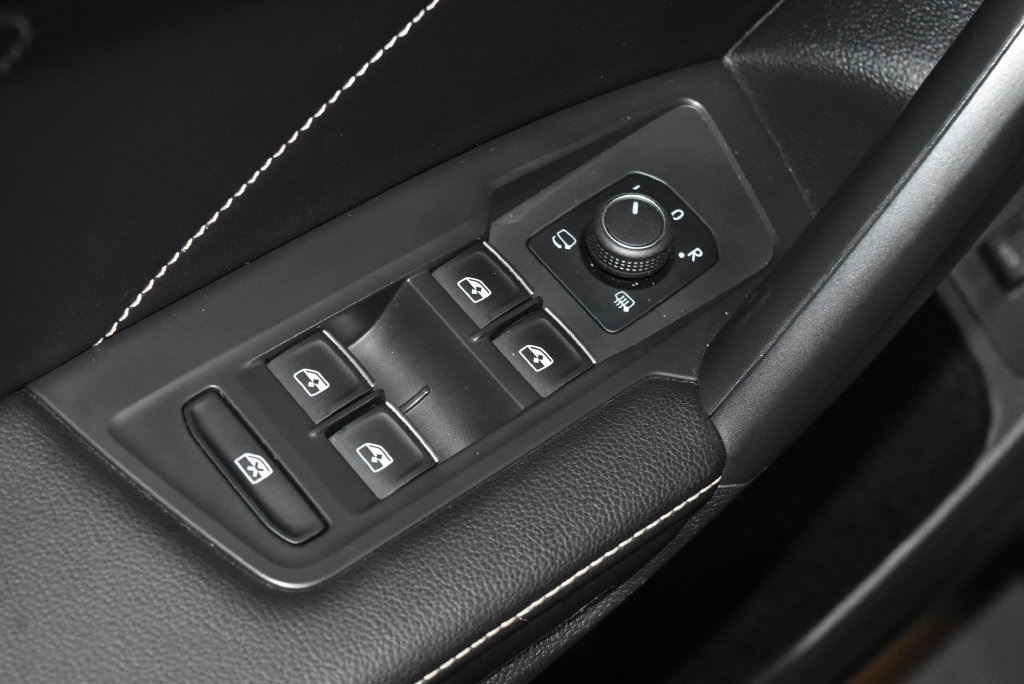 Used 2024 Volkswagen Tiguan SE R-Line AWD/4WD image 5