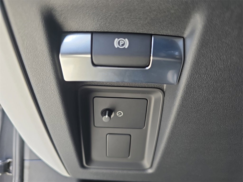 New 2026 Land Rover Defender 130 X-Dynamic SE image 27