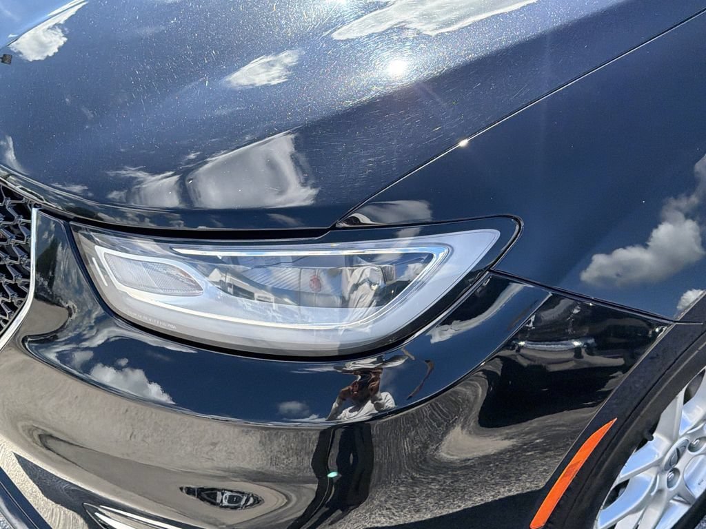 Used 2024 Chrysler Pacifica Touring-L FWD image 8