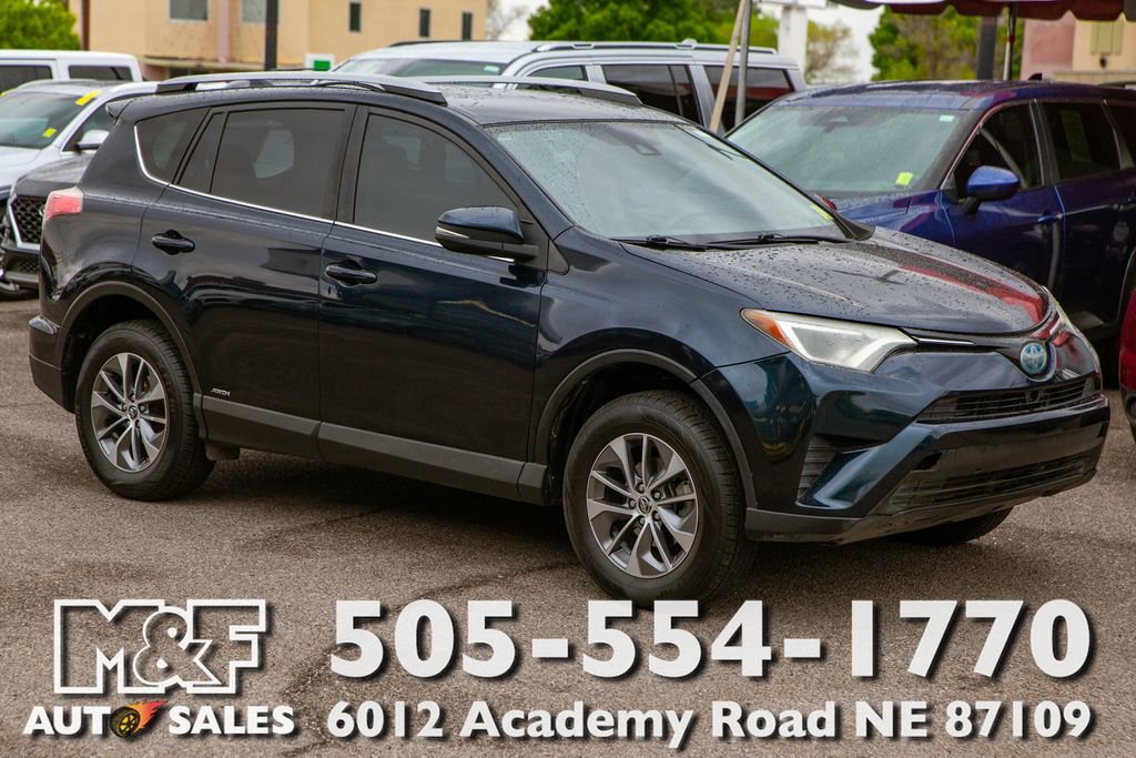 Used 2018 Toyota RAV4 LE image 1