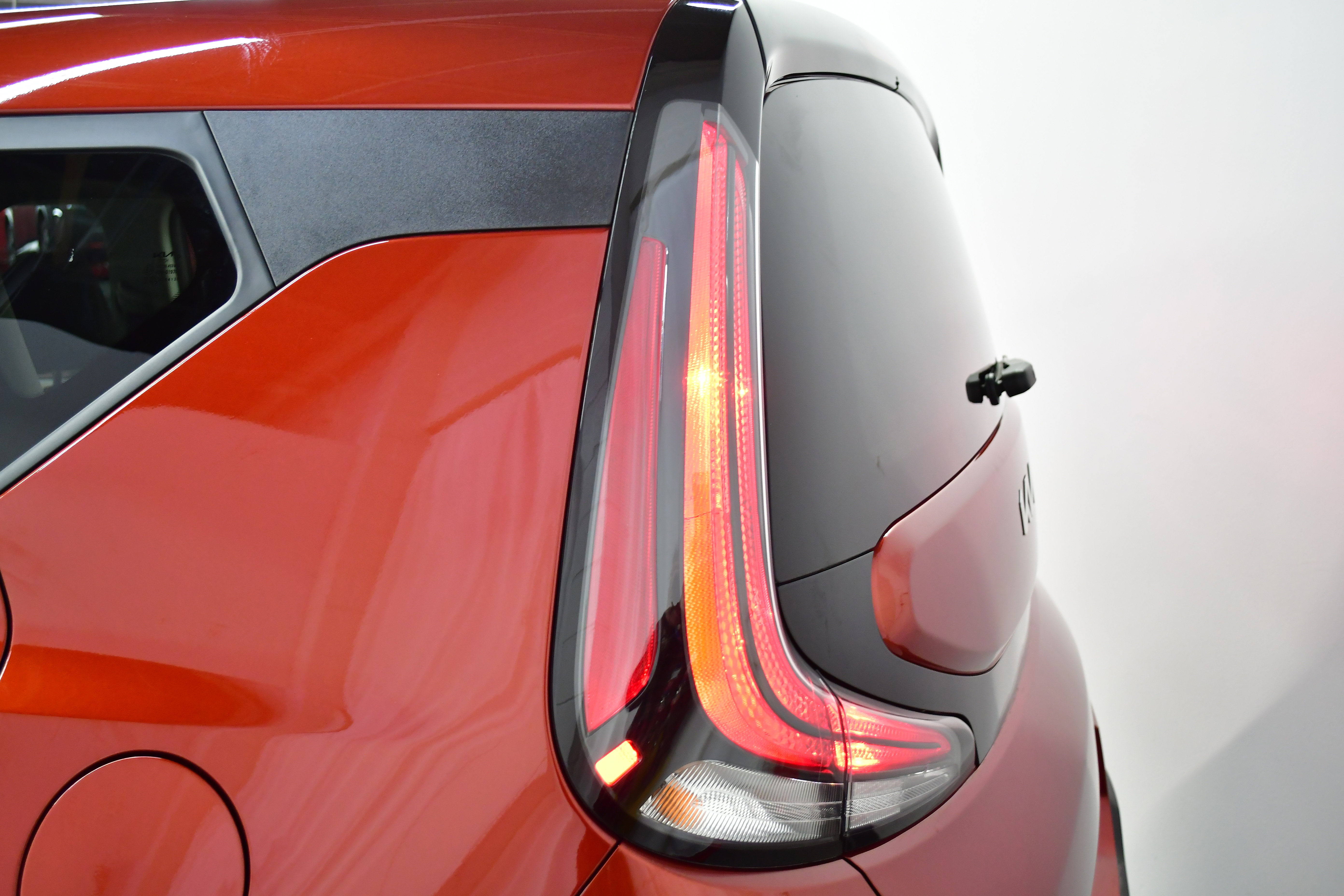 Used 2025 Kia Soul LX w/ LX Technology Package FWD image 30