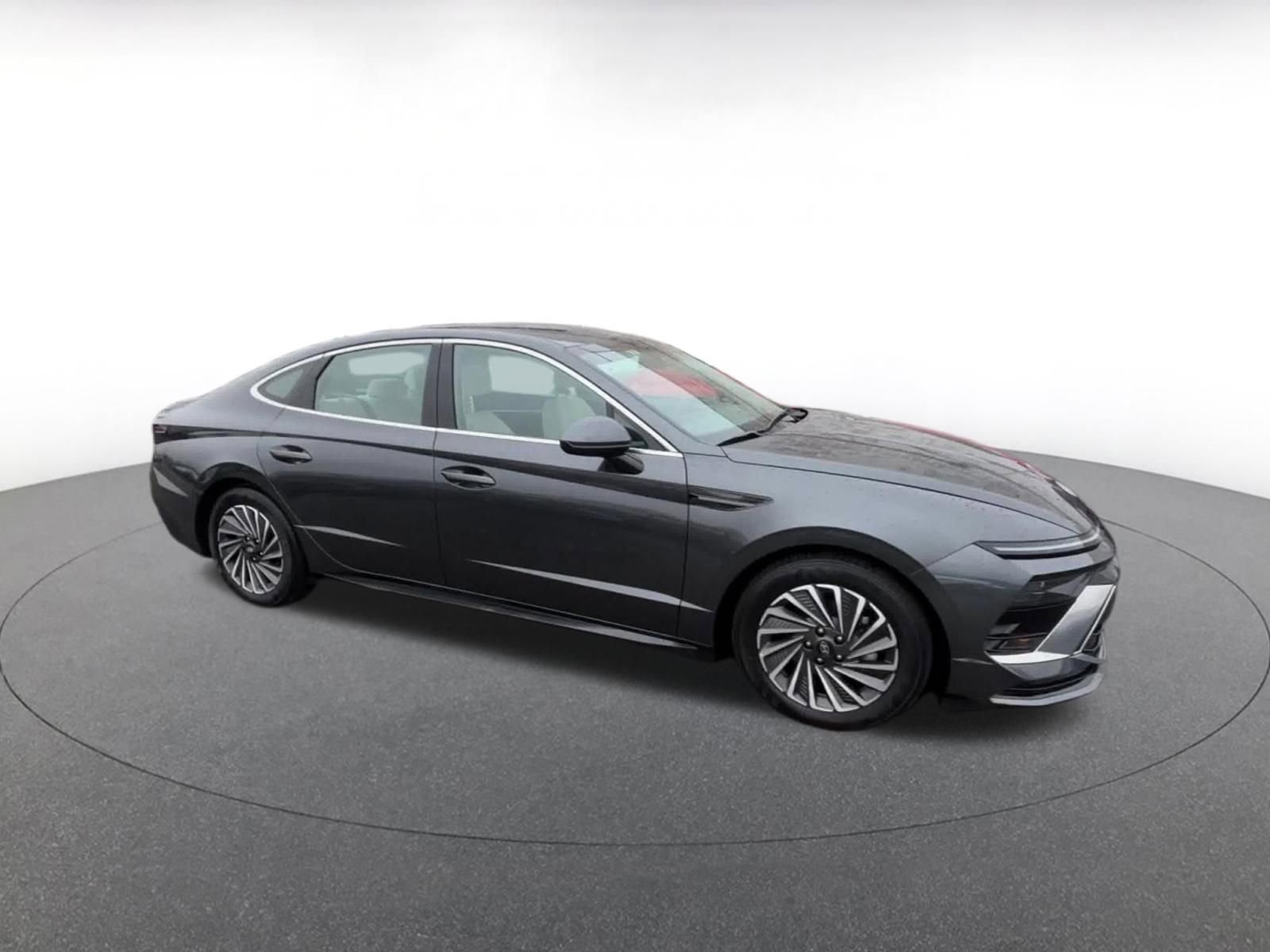 Used 2025 Hyundai Sonata SEL FWD image 2