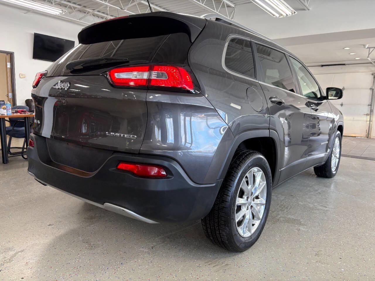 Used 2015 Jeep Cherokee Limited w/ Luxury Group image 8