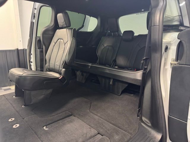 Used 2025 Chrysler Pacifica Limited image 29