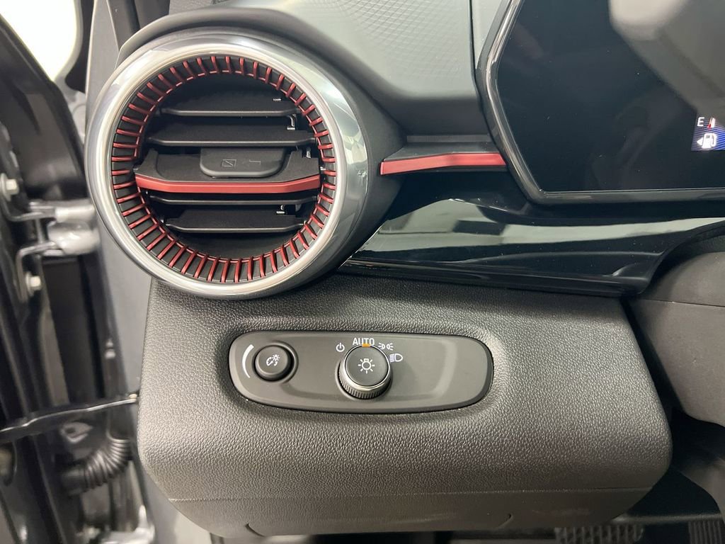 Used 2025 Chevrolet Trax RS w/ Driver Confidence Package image 18