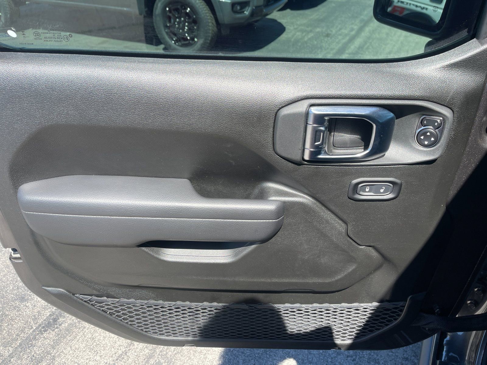 Used 2025 Jeep Gladiator Rubicon AWD/4WD image 12
