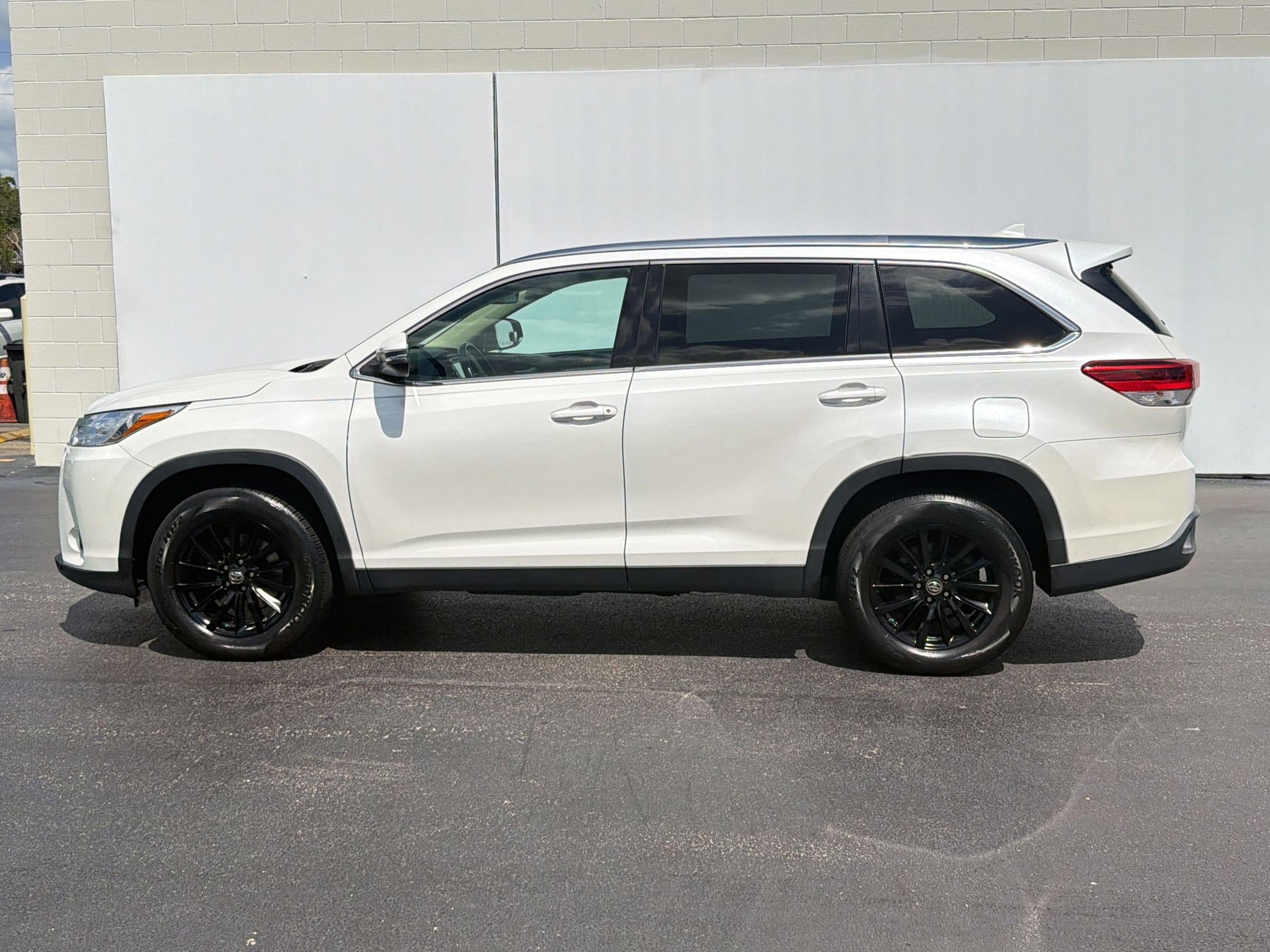 Used 2019 Toyota Highlander XLE image 2