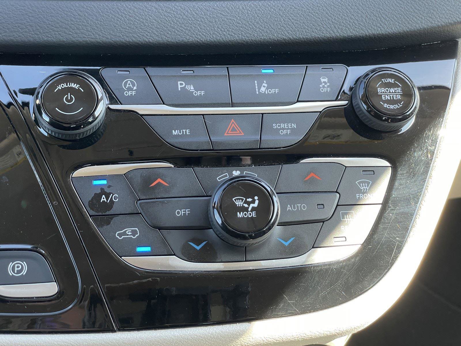 Used 2023 Chrysler Pacifica Touring-L image 26