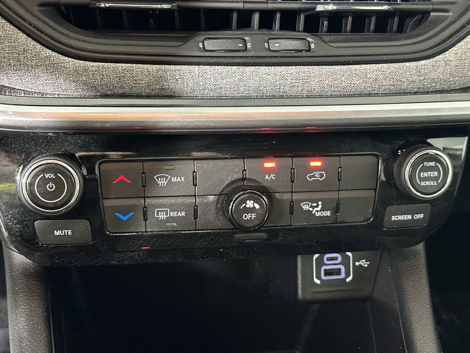 Used 2025 Jeep Compass Sport image 19