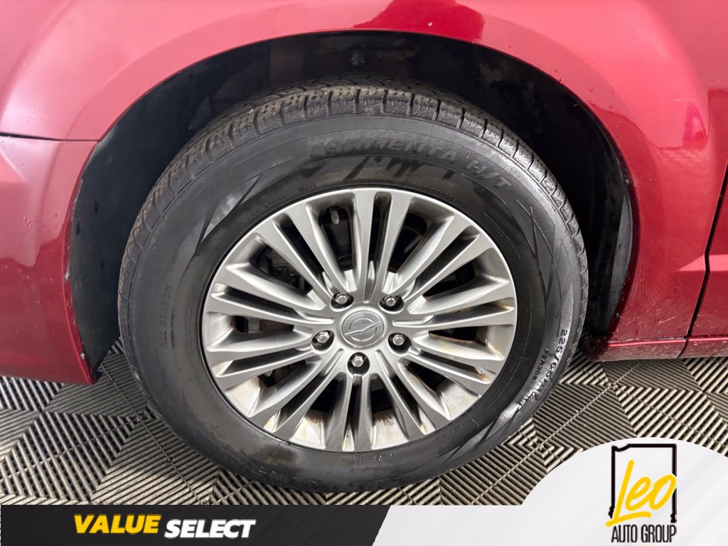 Used 2014 Chrysler Town & Country Touring-L FWD image 24