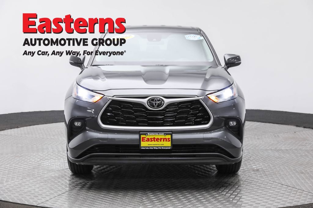 Used 2024 Toyota Highlander LE image 2
