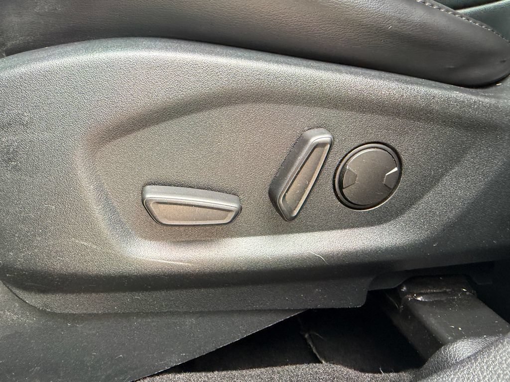 Used 2019 Ford Explorer XLT w/ Equipment Group 202A FWD image 21