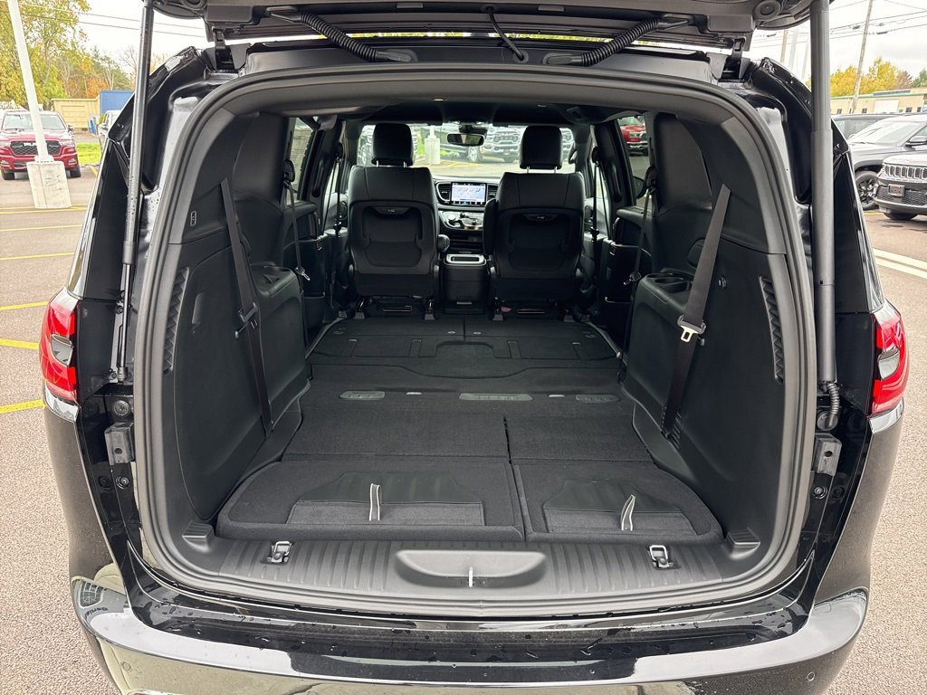 New 2026 Chrysler Pacifica Select image 16