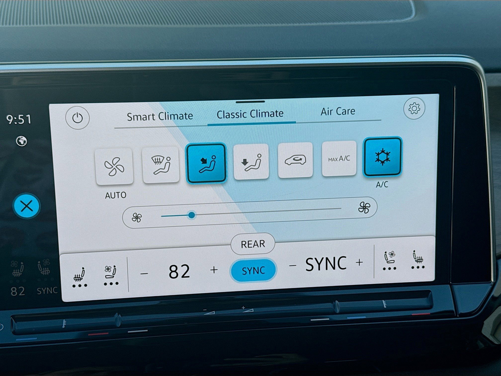 Certified 2025 Volkswagen Atlas SE image 14