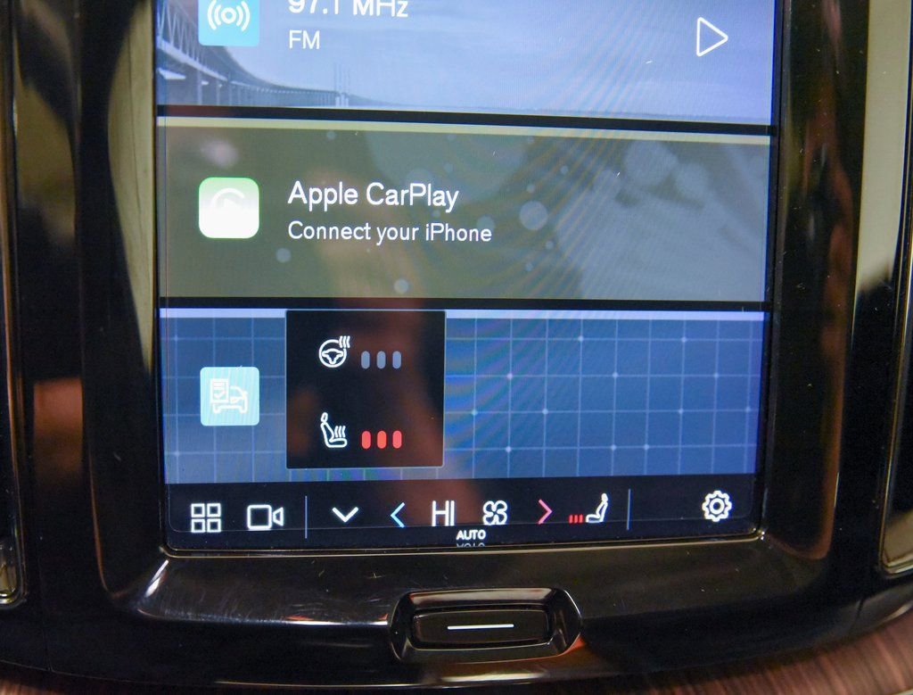 Used 2022 Volvo XC60 B5 Momentum w/ Climate Package image 23