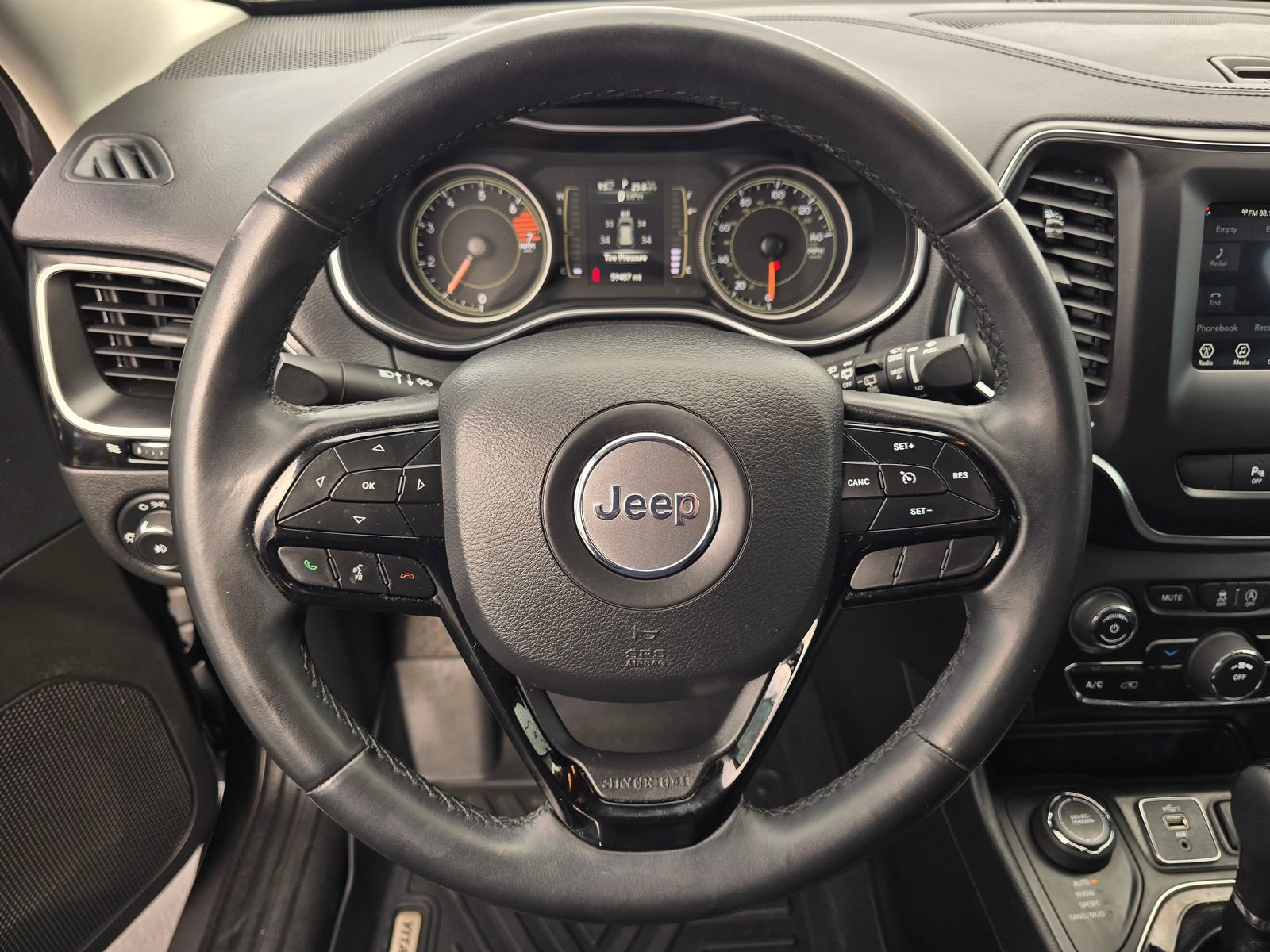 Used 2019 Jeep Cherokee Latitude Plus AWD/4WD image 23