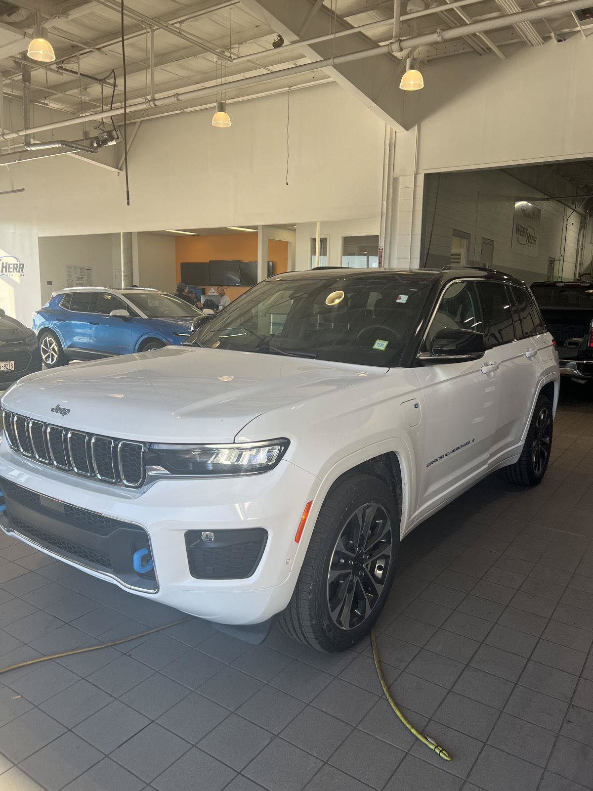Used 2024 Jeep Grand Cherokee Overland w/ Luxury Tech Group IV AWD/4WD image 44