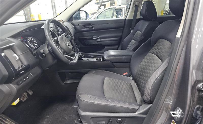 Used 2023 Nissan Pathfinder SV w/ SV Premium Package image 10