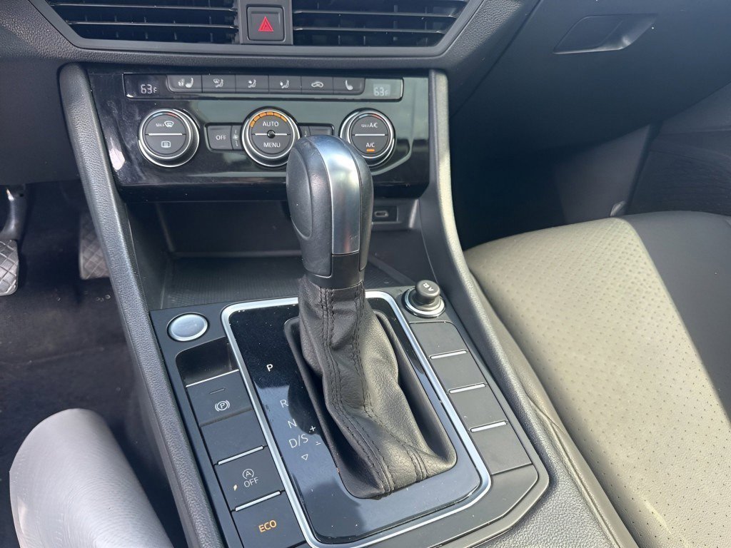 Used 2020 Volkswagen Jetta SE w/ SE Cold Weather Package FWD image 23