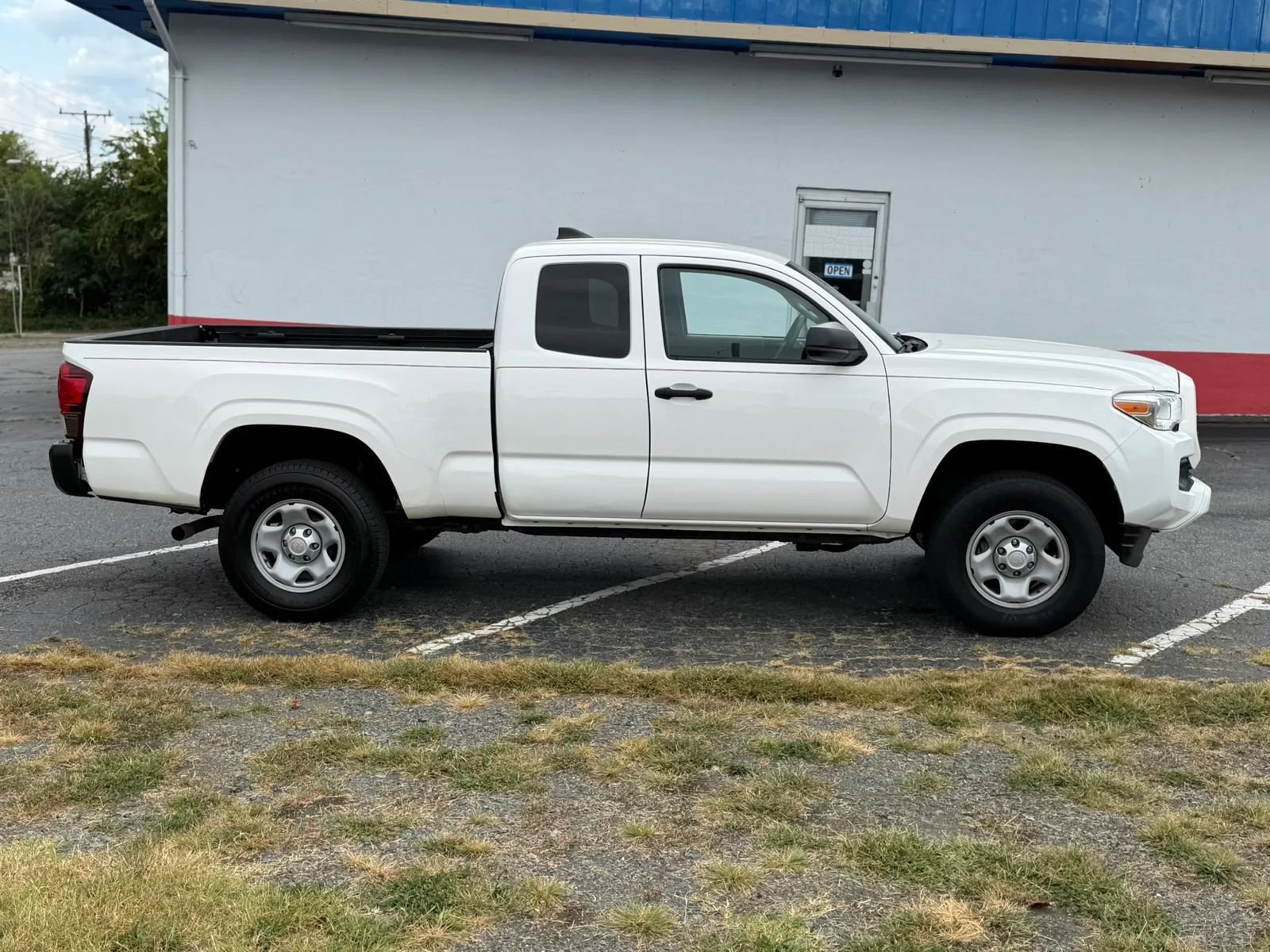 Used 2019 Toyota Tacoma SR AWD/4WD image 4
